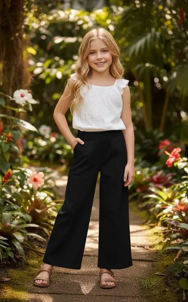 Nena con palazzo de bengalina negro y blusa blanca